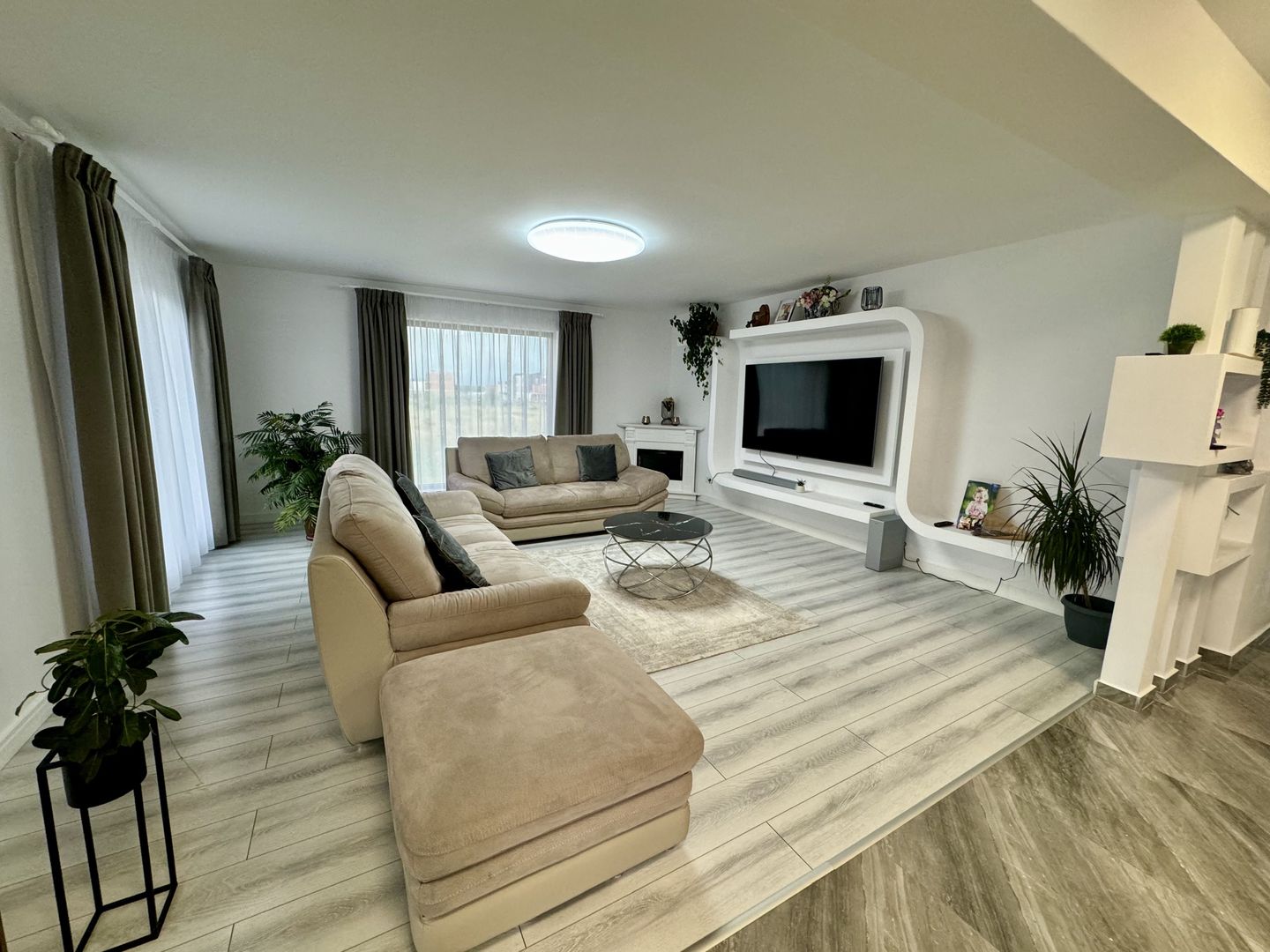 Casă Spațioasă de Vânzare în Ghimbav | Două Apartamente | Teren 579 mp - Poză 3