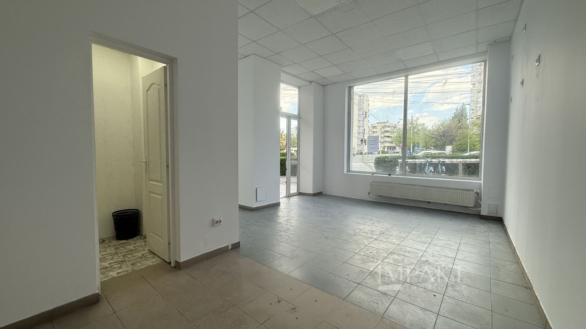 Spatiu comercial cu vitrina generoasa aproape de centru - Poză 2