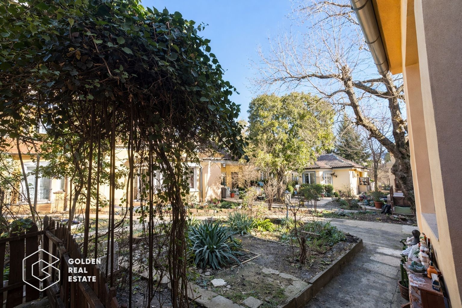 Casă individuală cu 2 apartamente de vânzare, lângă Hotel Ambasador – Dâmbovița, - Poză 8