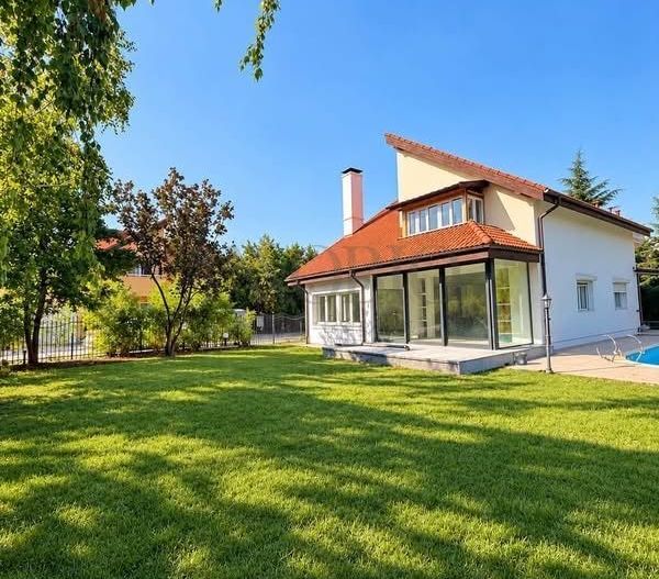 Vilă Premium cu Piscină Privată, Curte Generoasă și 5 Locuri - Poză 4