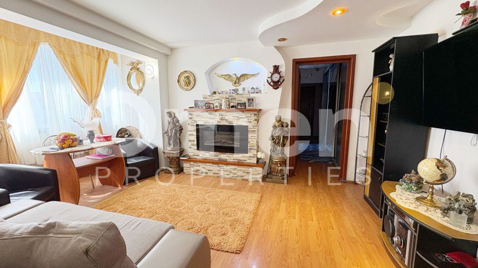 Apartament 4 camere de vanzare , Bulevardul Bucuresti - Poză 1