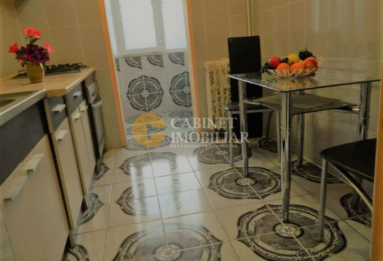 Apartament cu 2 camere decomandat zona Podul de Fier ideal pentru investitii - Poză 5
