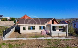 Casă de vânzare cu 4 camere în zona de Dealuri, Oradea - Poză 2