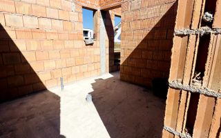 Casă spațioasă la roșu, utilități branșate – Beverly Hills - Poză 3