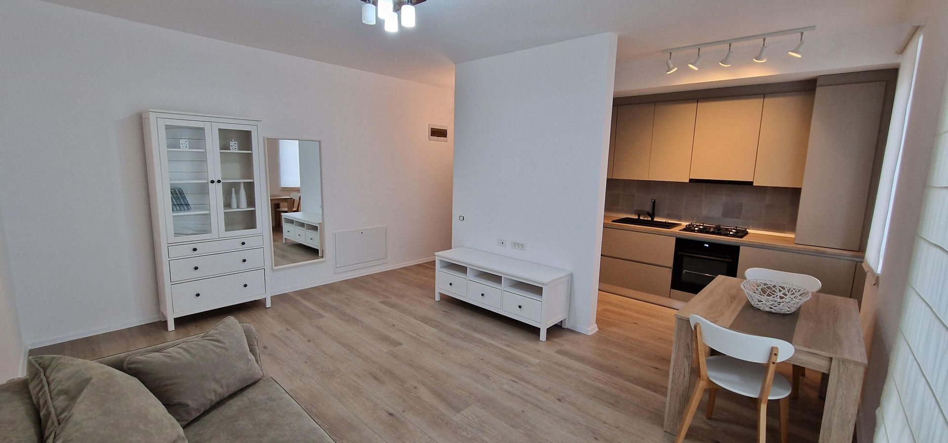 Apartament frumos cu 2 camere si loc de parcare - Poză 1