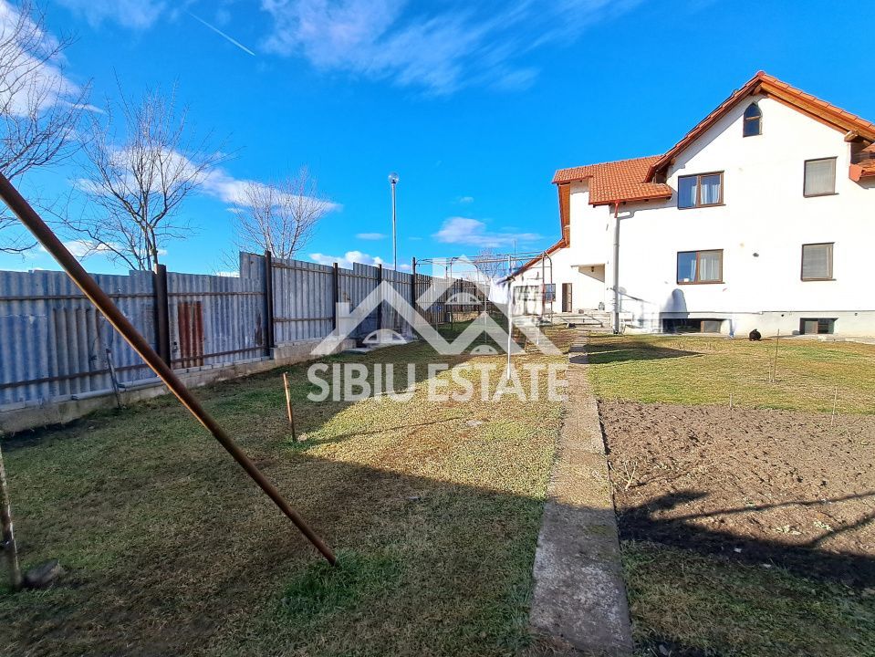 Casa Sibiu cu pivnita si garaj, curte mare - Poză 1
