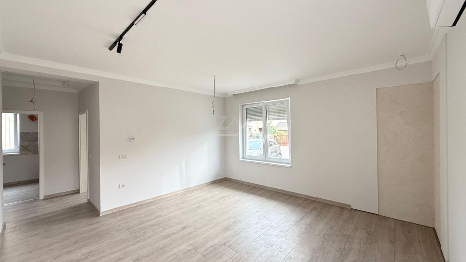 Gradina proprie. Bucatarie inchisa. Loc de parcare. - Poză 1