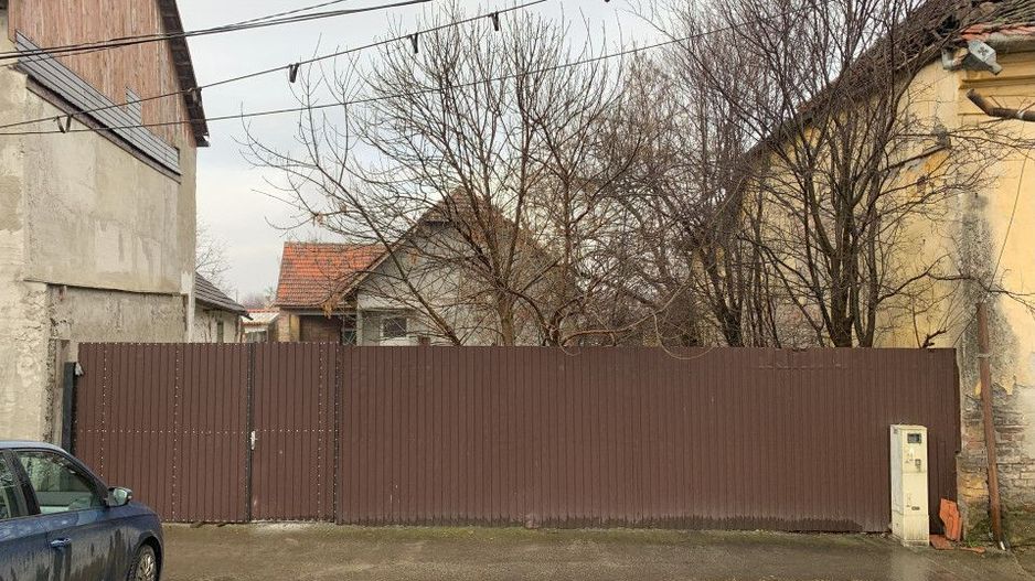  Casa cu teren generos de 1084 mp in centrul comunei Pischia, strada principala - Poză 1