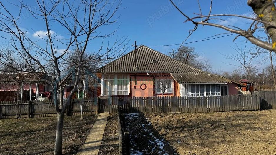 Casa locuibila, Hermeziu, 39 km de Iasi, racordata la apa - Poză 1