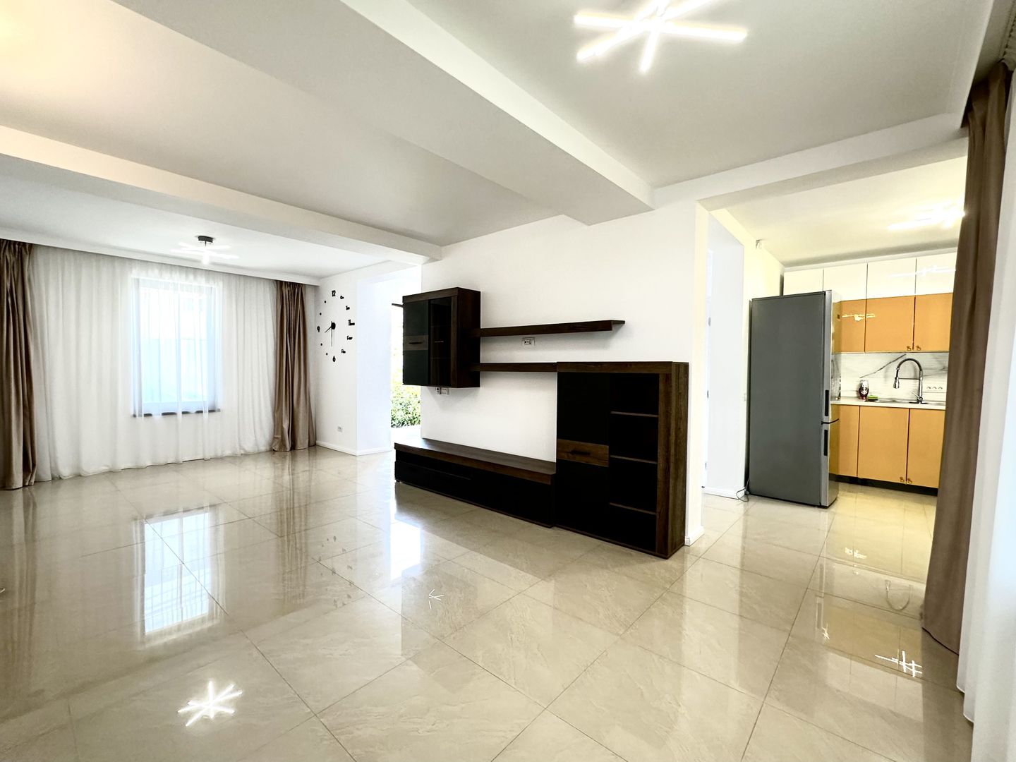 Casa de inchiriat la Liziera Pădurii - intrarea in Dumbrăvița - Poză 2