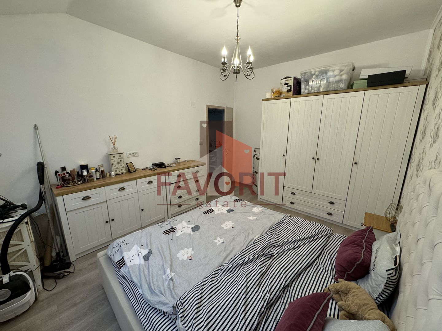 Mobilat si utilat. Pozitie excelenta. Villa construita in 2017 - Poză 10