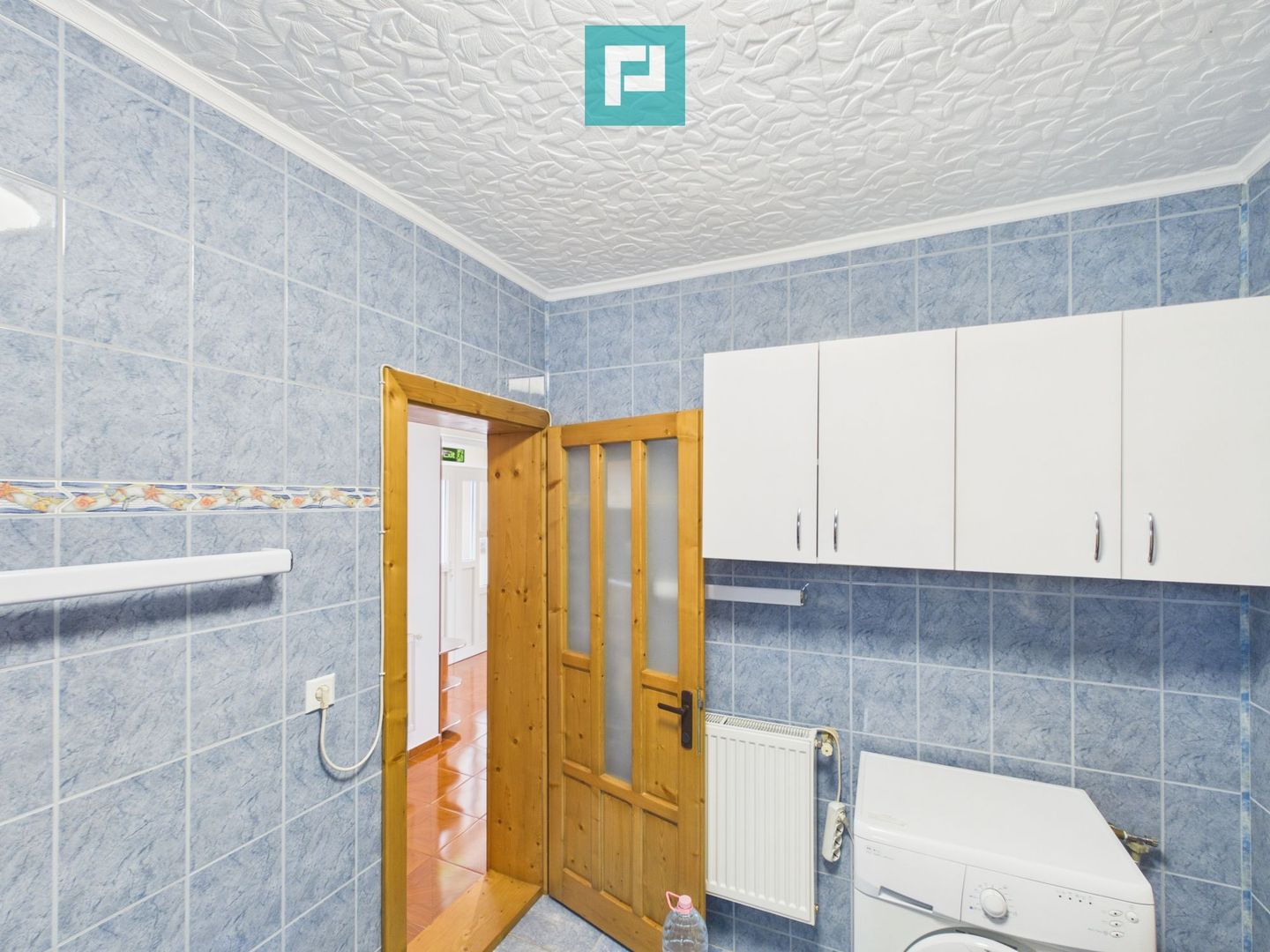 Casă renovată cu curte mare de închiriat în Rontău - Poză 3