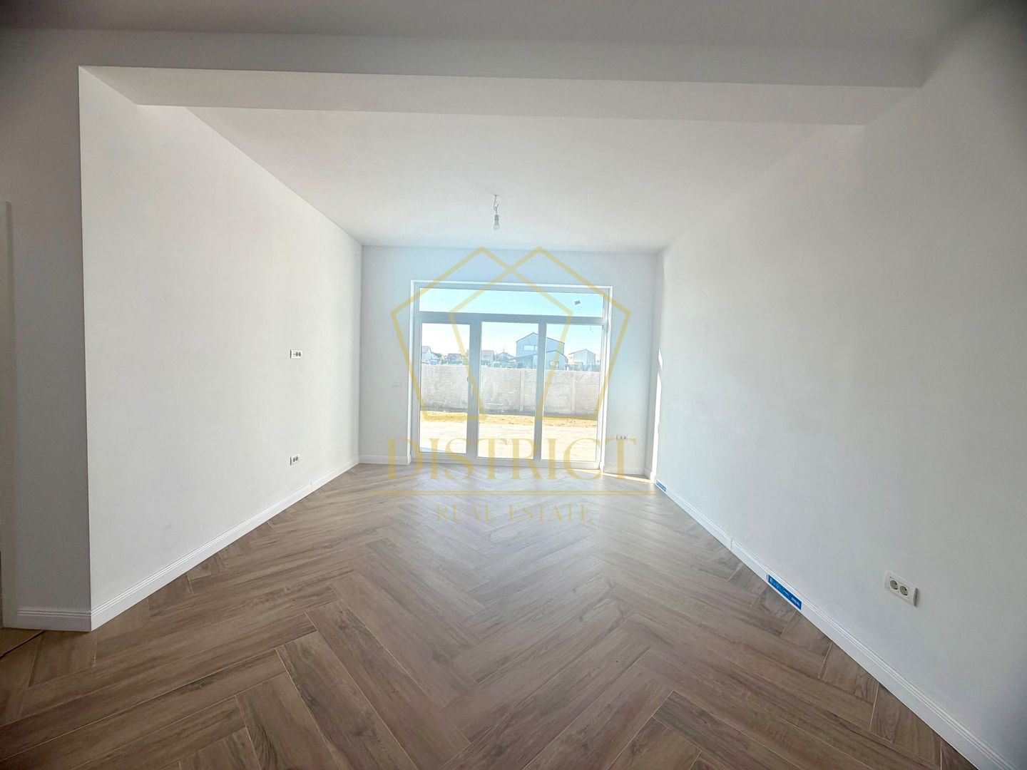 Duplex superb cu 5 camere despărțit prin camera tehnica I Mosnita Noua - Poză 2