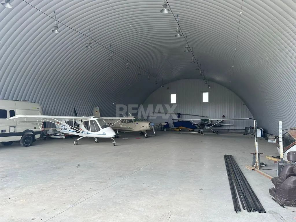 Aerodromul Horesti 24 ha teren + 1400 m2 hangare și 550 m2 cladire administrativa - Poză 10