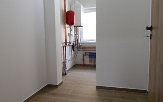 Casa zona Lunei, 5 camere + 3 bai, centrala proprie, rezidential sau birouri ! - Poză 19