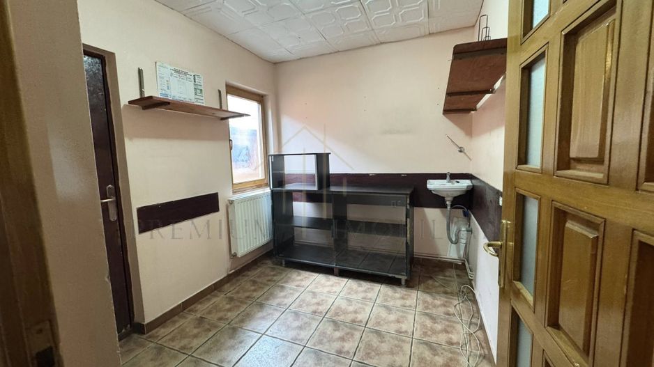 Casa + Spațiu comercial de vânzare în Onesti - Poză 14