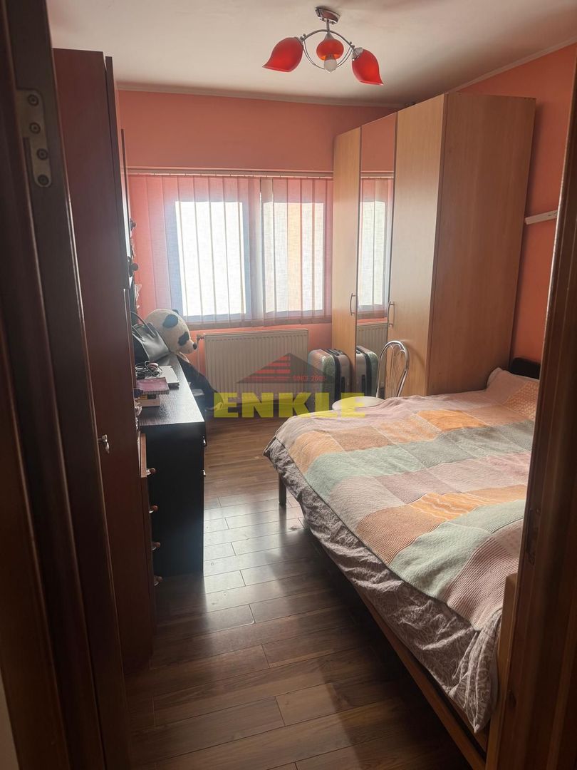 De vanzare apartament cu 3 camere,  zona Liceului Mihai Eminescu - Poză 7