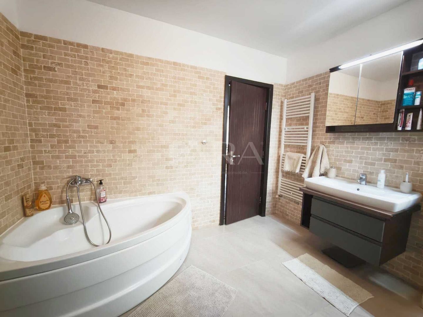 Apartament cu 4 camere, terasă de 105 mp, Între Lacuri. - Poză 4