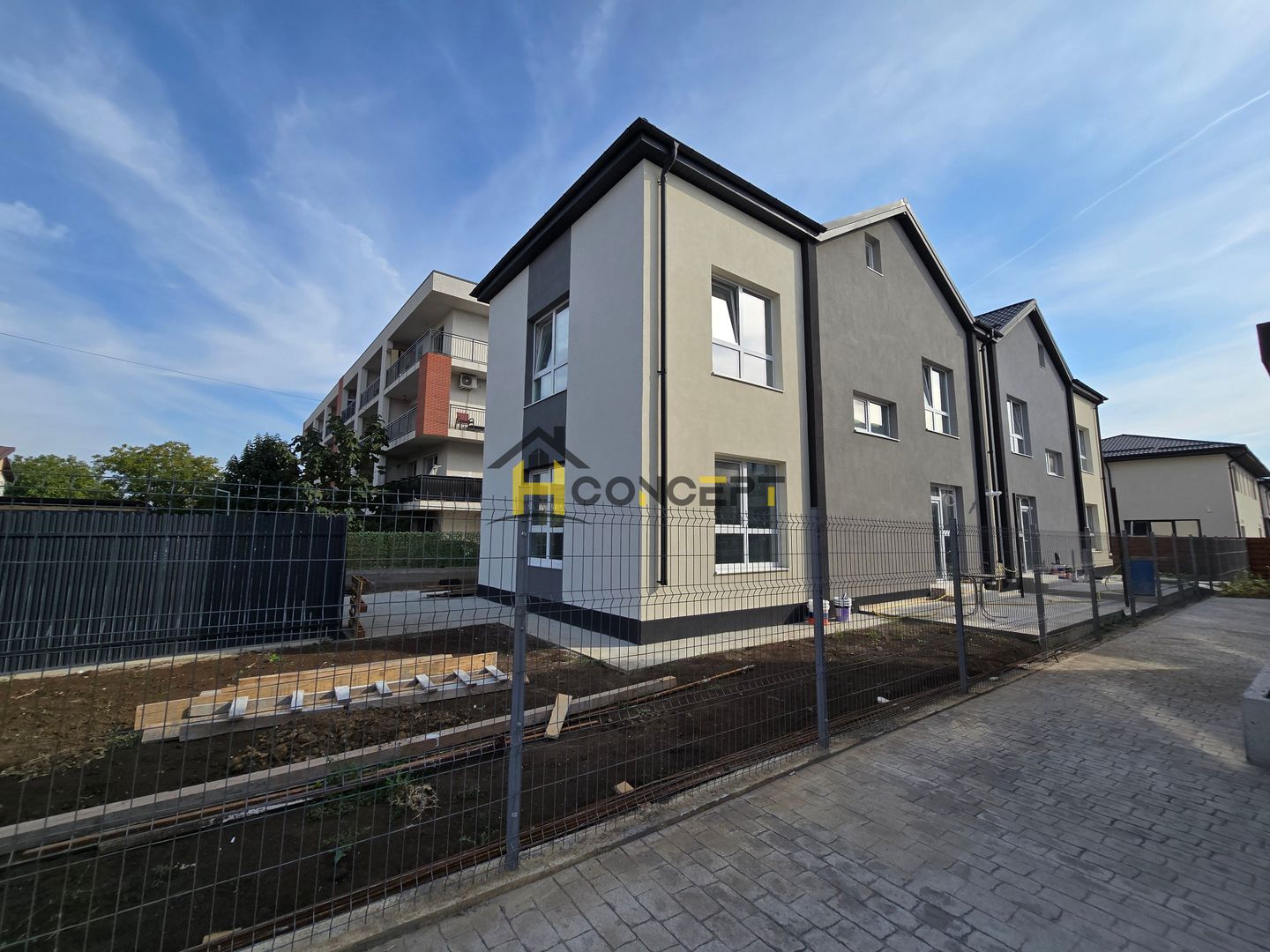 Vila finalizata, curte libera 185 mp,  loc de parcare, zona case - Poză 1