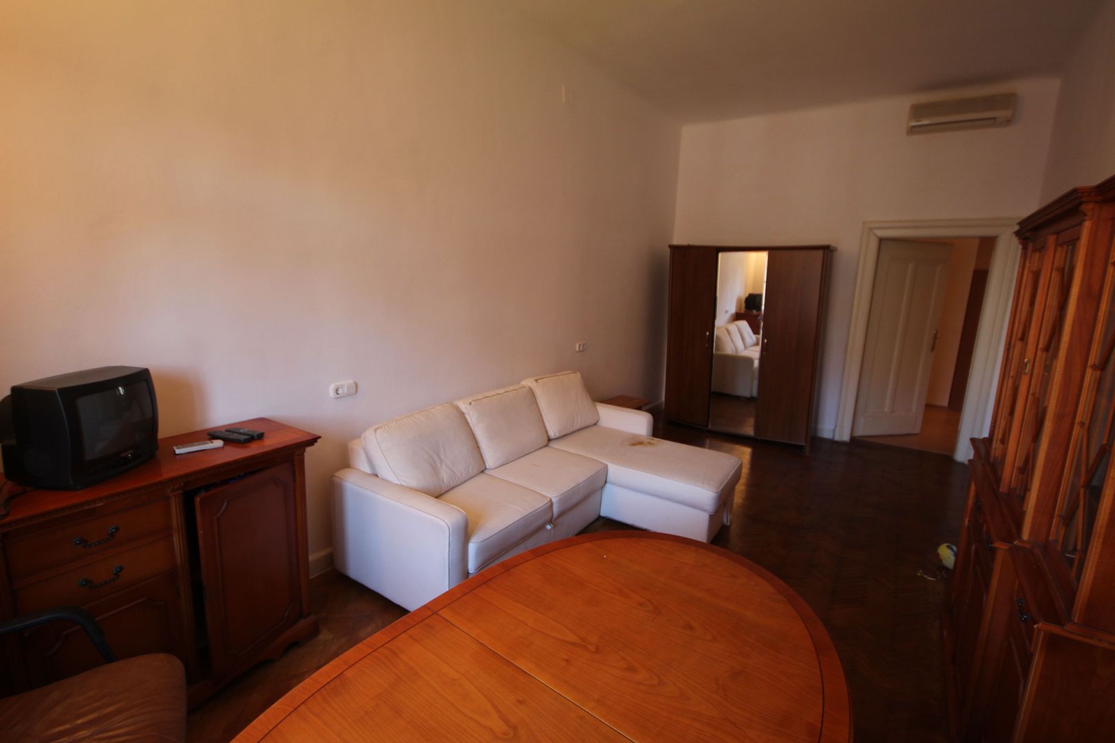 Apartament deosebit cu 3 camere în zona P-ta Victoriei - Poză 10