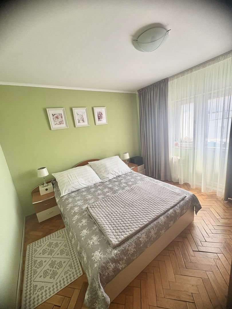 Apartament cu trei camere de vânzare, renovat complet, central - Poză 1