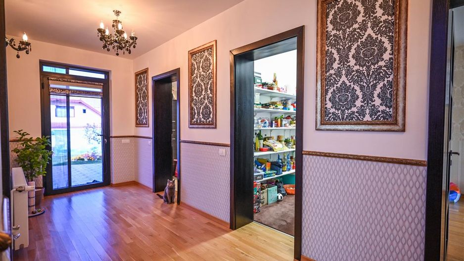 Somptuozitate in stil modern, 2 garaje, 3 terase, totul pe 1.000 mp teren - Poză 26