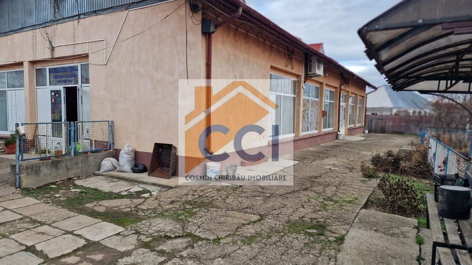 Se oferă spre vânzare / închiriere clădire cu spațiu comercial - Poză 12