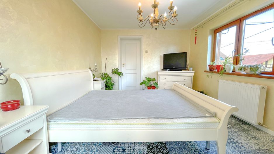 Sanpetru, zona centrala, casa cu 4 camere , pret 175000 euro - Poză 9