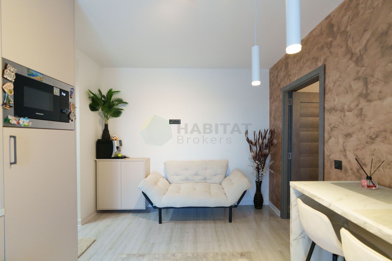 Studio modern, renovat complet 2025 | Complex Forest Tunari | Parcare inclusă - Poză 1