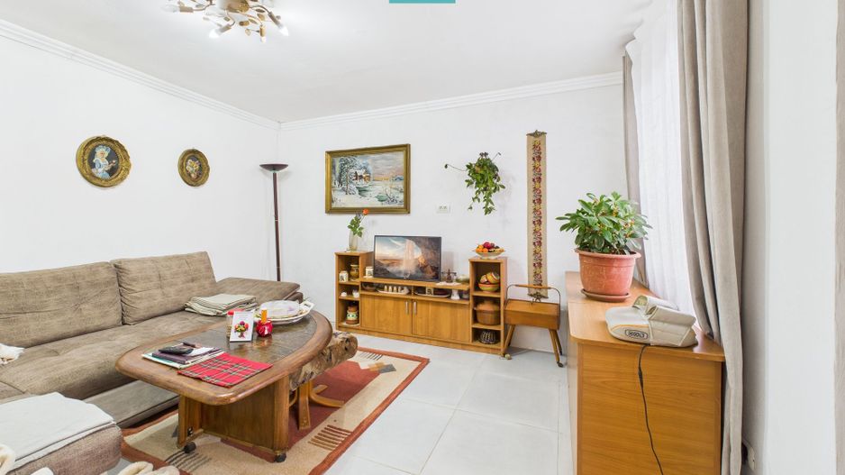 Casă renovată în localitatea Comănești, Arad - Poză 17