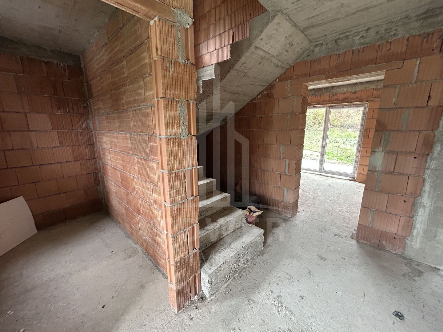 Casă Parter+Etaj– la roșu în interior, la cheie în exterior – Selimbar - Poză 4