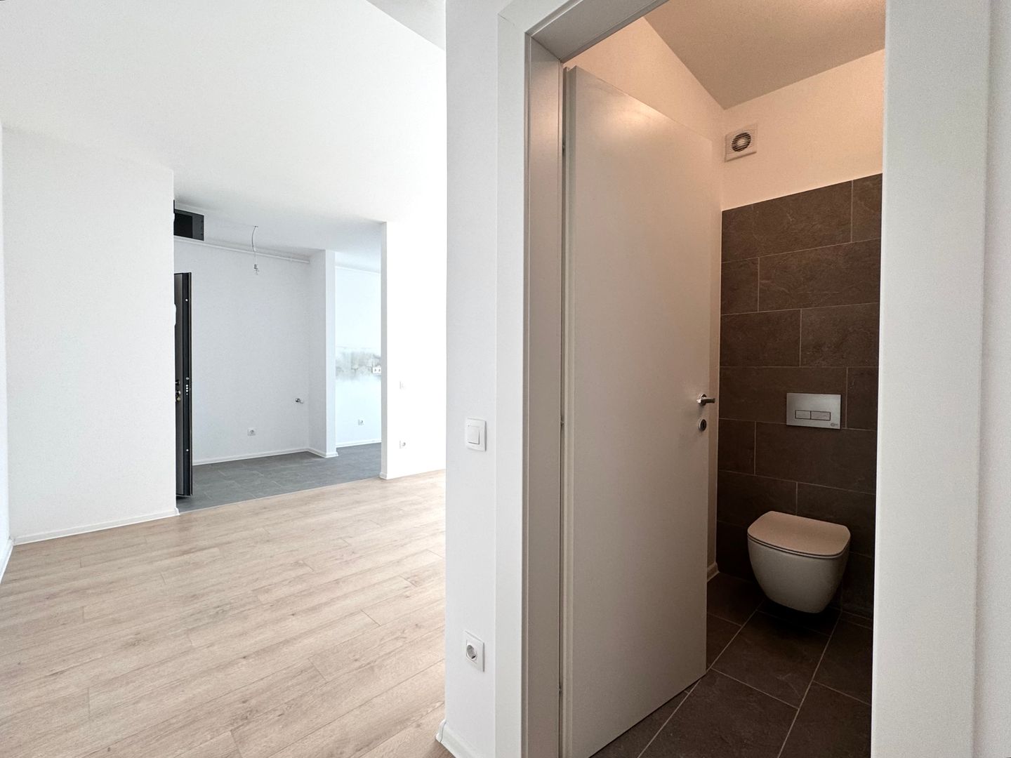 3 camere. Dormitor matrimonial cu baie en-suite. 83 mp Utili. - Poză 5