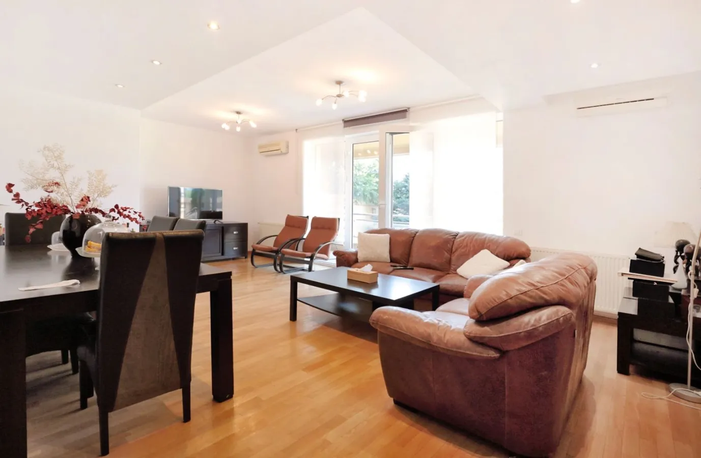 Apartament 3 camere cu gradina exclusiva la 300m de parcul Herastrau — fotografia 1