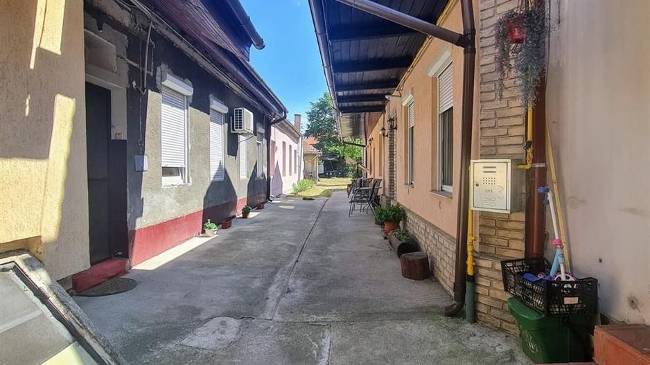 Casa centrala la curte comuna - Poză 7