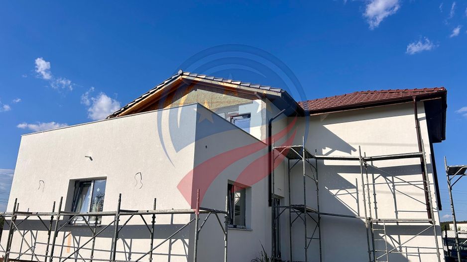 Vilă cu 4 camere de vânzare in Craiova - Poză 1