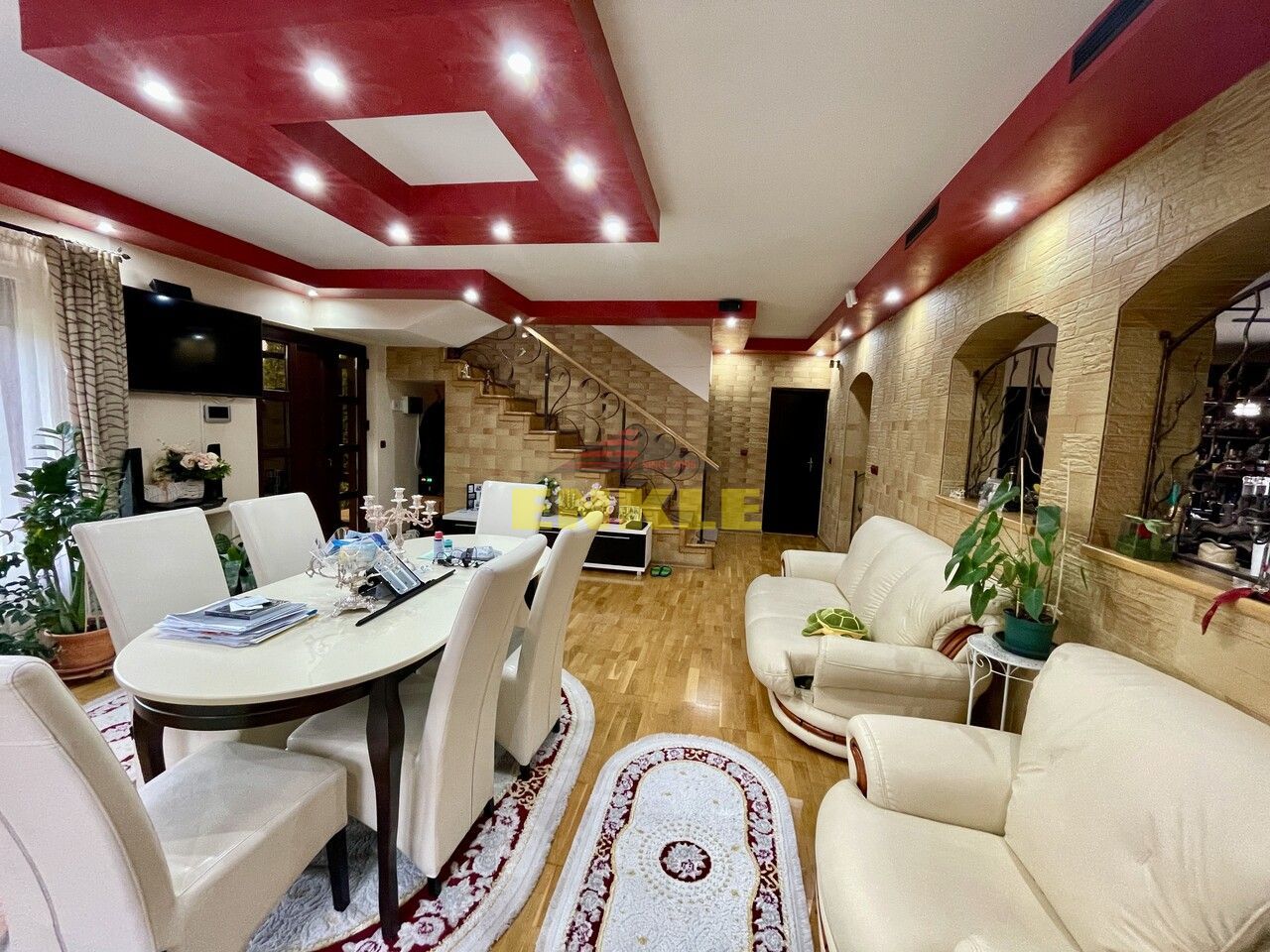 De vânzare casă cu suprafața de 250 mp plus 900 mp teren - Poză 2