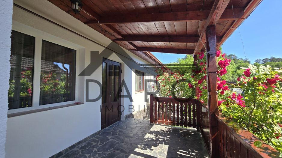 Casa in Livezeni , 140  mp utili , in centrul localitatii . - Poză 1