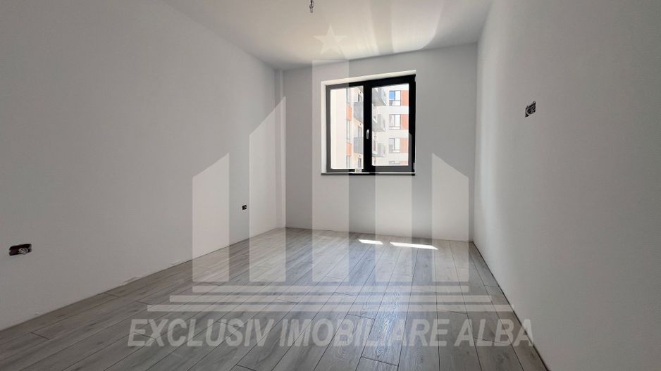 Apartament cu 3 camere de vanzare, zona foarte buna si linistita - Poză 1