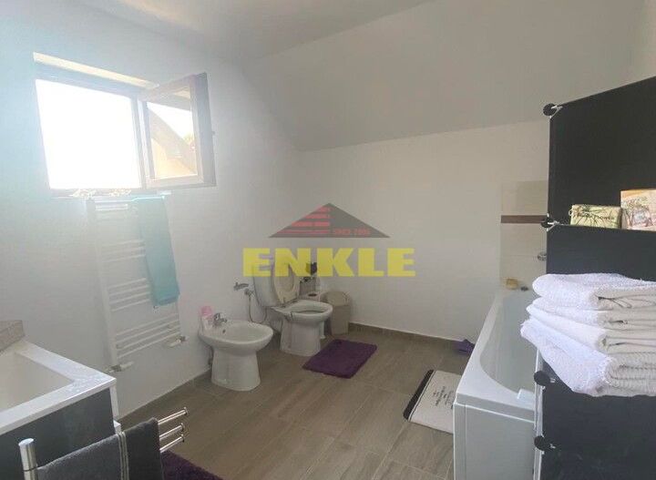Casa , P+1+teren, 500 mp,situata in Curtesti ,pret 155000 Euro,mobilata si uitilata - Poză 4