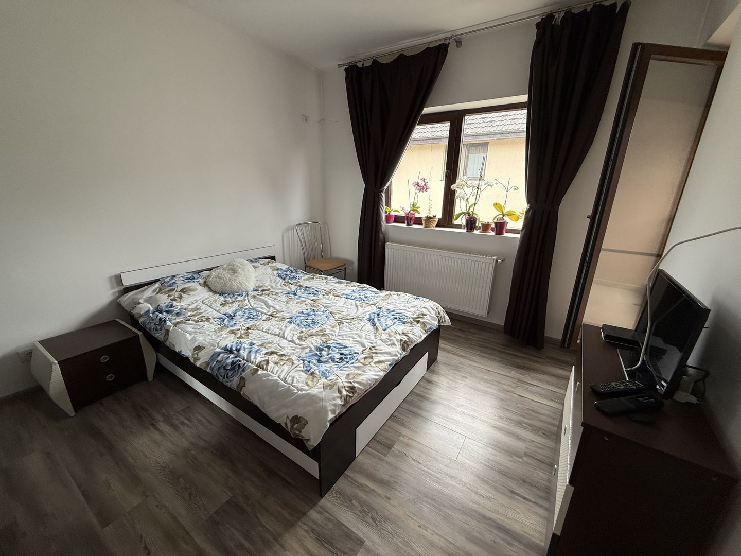 Casă înșiruită complet mobilată + curte+ 2 parcari în complex inchis! - Poză 15