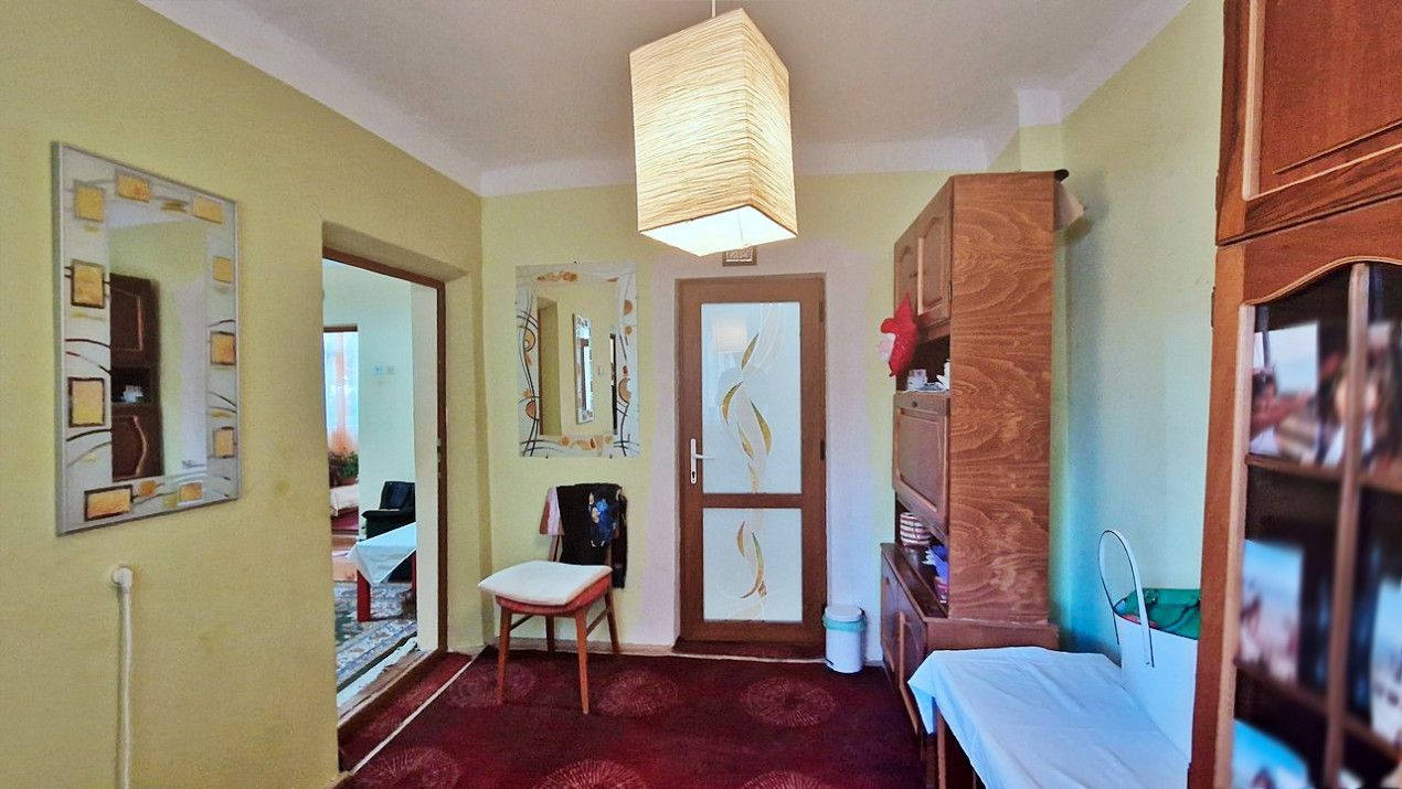 Vanzare casa cu teren 1800 mp, Pitesti str Bananai, la intrare - Poză 3
