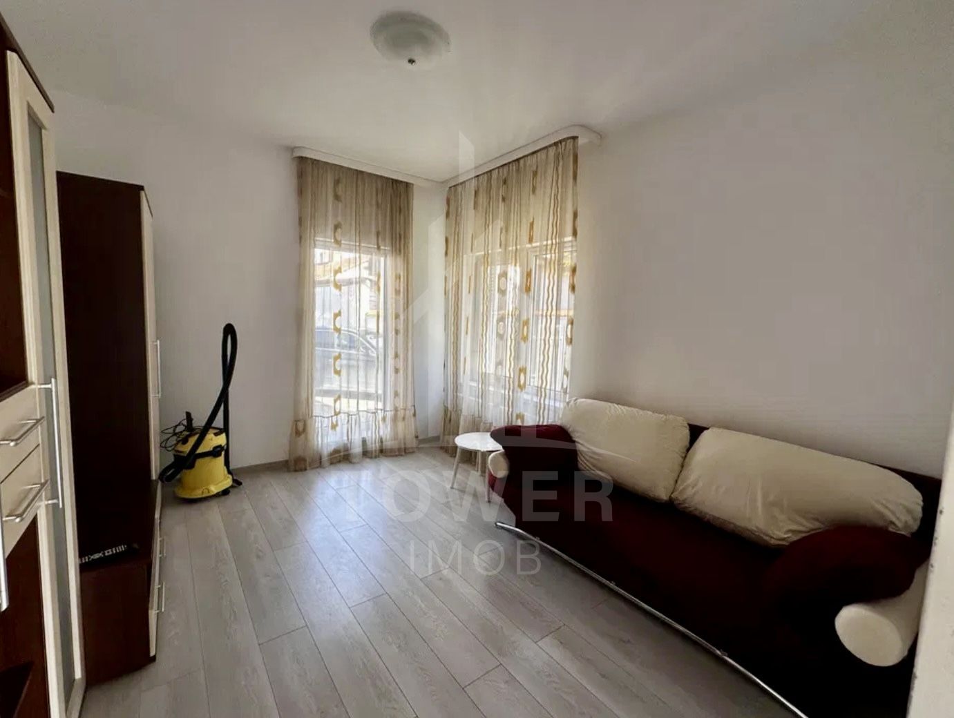 De inchiriat Apartament modern 3 camere cu curte privată şi parcare - Poză 4