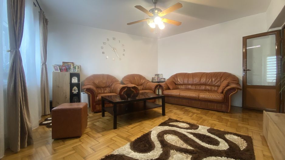 Compartimentare decomandata! Vanzare apartament cu 3 camere-Micro 11 - Poză 2
