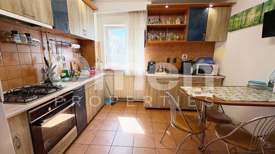 Apartament 4 camere de vanzare , Bulevardul Bucuresti - Poză 2