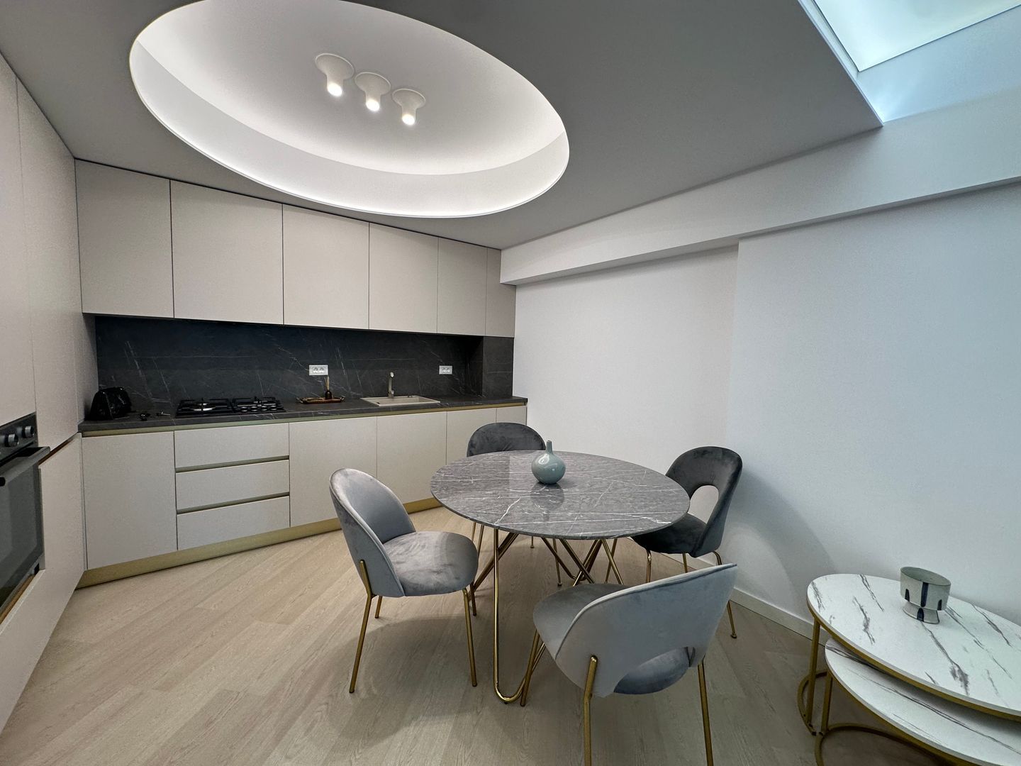 INCHIRIERE APARTAMENT 3 CAMERE - PARCARE INCLUSA - ZONA PIPERA - Poză 3