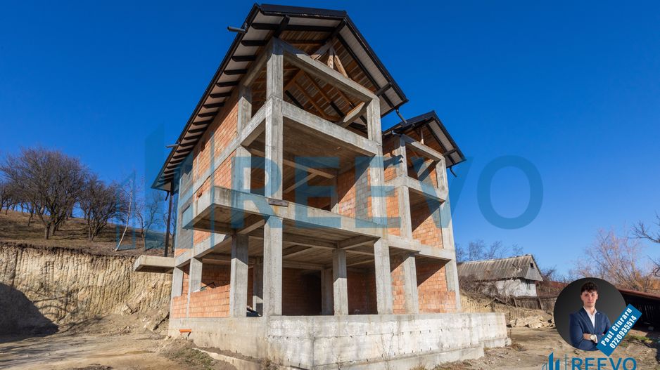 Pensiune/Vilă la roșu P+E+M în Sărata - Poză 1