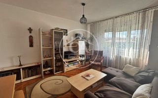 Apartament de vanzare cu 3 camere in zona Dacia Oradea - Poză 1