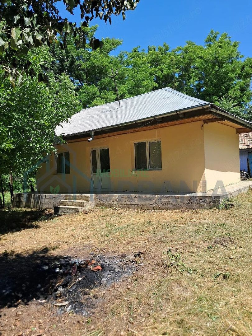 Casă renovată cu teren în Răducăneni, racorduri disponibile la poartă - Poză 1