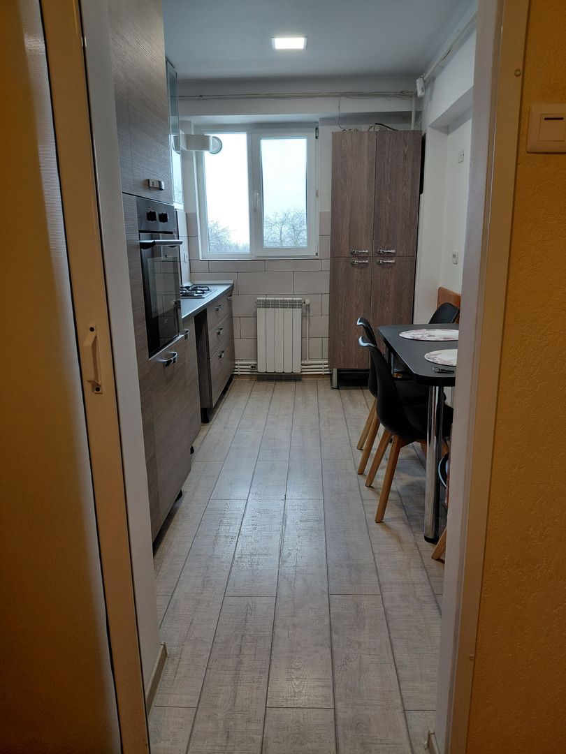 Apartament 4 camere de închiriat – Micro 20,et 1,mobilat si utilat - Poză 9