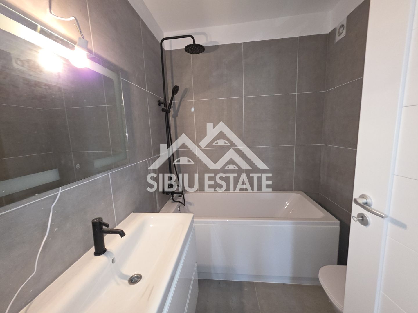 Apartament 4 camere, 2 bai bloc nou cu lift si parcare - Poză 5